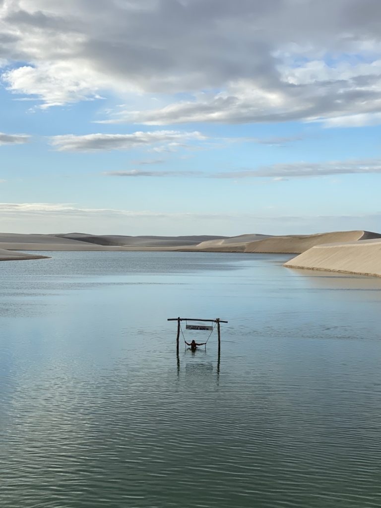 As lagoas ficam "apagadas" sem sol e céu azul nos Lençóis Maranhenses - Foto por Mauricio Oliveira
