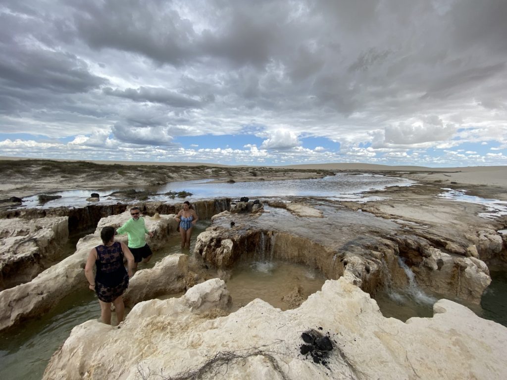 Uma das vantagens em visitar os Lençóis Maranhenses no período das chuvas é poder encontrar as cachoeirinhas que se formam com as águas das lagoas - Foto por Mauricio Oliveira