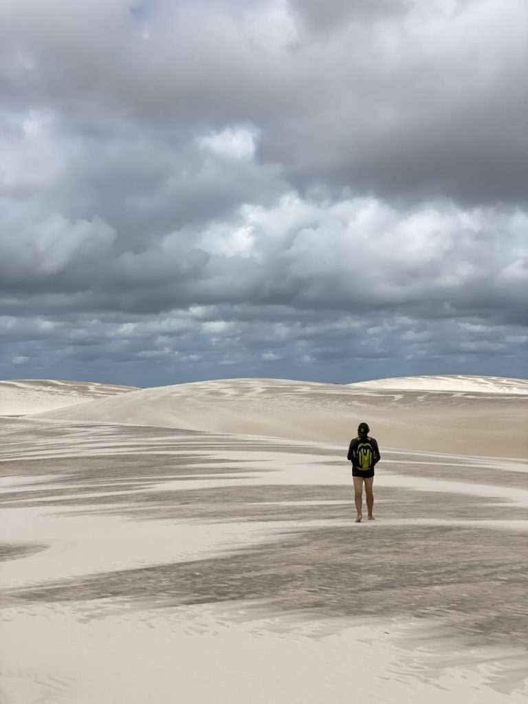 As dunas molhadas ficam escuras após as chuvas nos Lençóis Maranhenses - Foto por Mauricio Oliveira