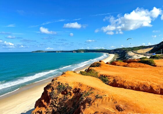 Paredões alaranjados encantam na Rota das Falésias